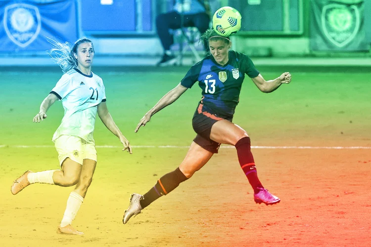 A estrela americana do futebol Alex Morgan criticou as dúvidas provocadas pelo COI. (AFP/AFP)
