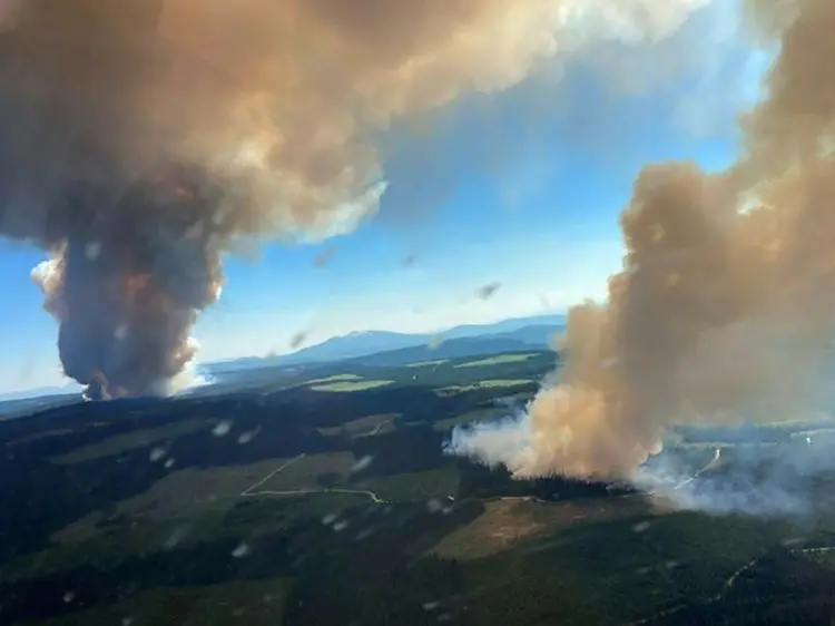Colunas de fumaça dos incêndios florestais em British Columbia (AFP/AFP)
