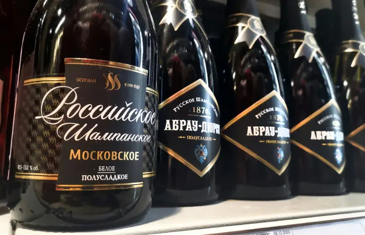 Champagnes: marcas serão obrigadas a usar o temo "vinho espumante" na Rússia.  (AFP/Reprodução)