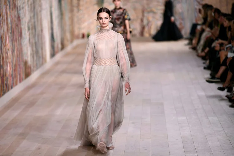 Desfile de alta costura da Dior em Paris, 5 de julho de 2021. (Olga Nedbaeva/AFP)
