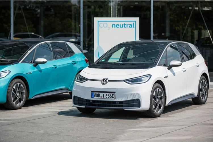 Volkswagen anunciou em junho que encerrará venda de motores a combustão na Europa entre 2033 e 2035. (DANIEL ARONSSOHN/AFP)