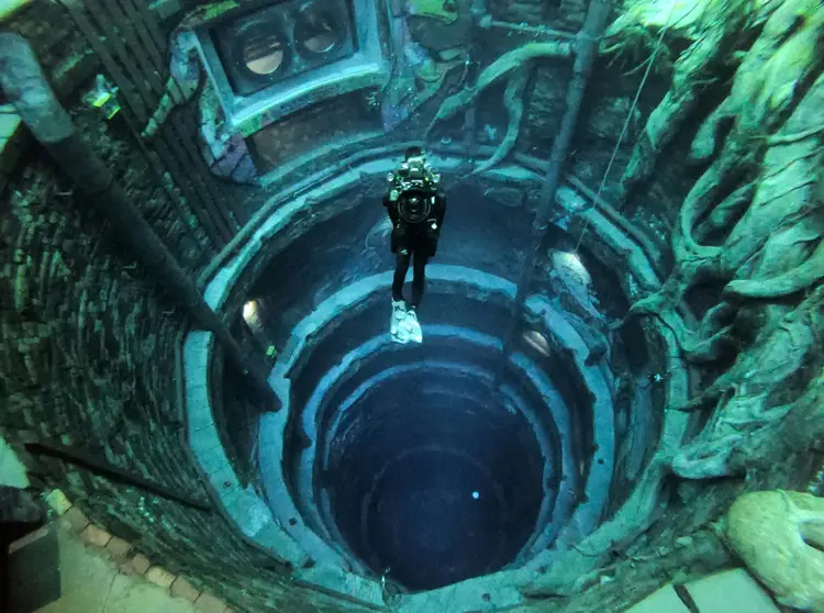 Um mergulhador experimenta o Deep Dive Dubai, a piscina mais profunda do mundo, chegando a 60m, nos Emirados Árabes Unidos.  (AFP/AFP)