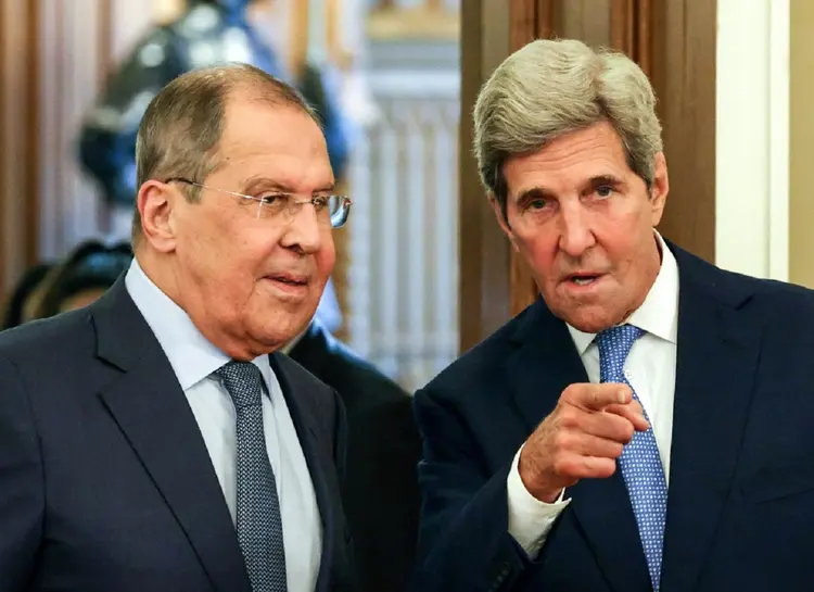 O enviado especial dos EUA para o clima John Kerry, à direita, e o ministro russo das Relações Exteriores Sergueï Lavrov em Moscou (AFP/AFP)