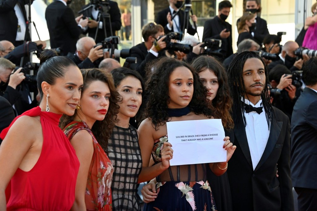 Cannes: A diretora brasileira Anita Rocha da Silveira (terceira da esquerda para a direita) con atores do seu filme "Medusa" no tapete vermelho da premiação. (Reprodução/AFP)