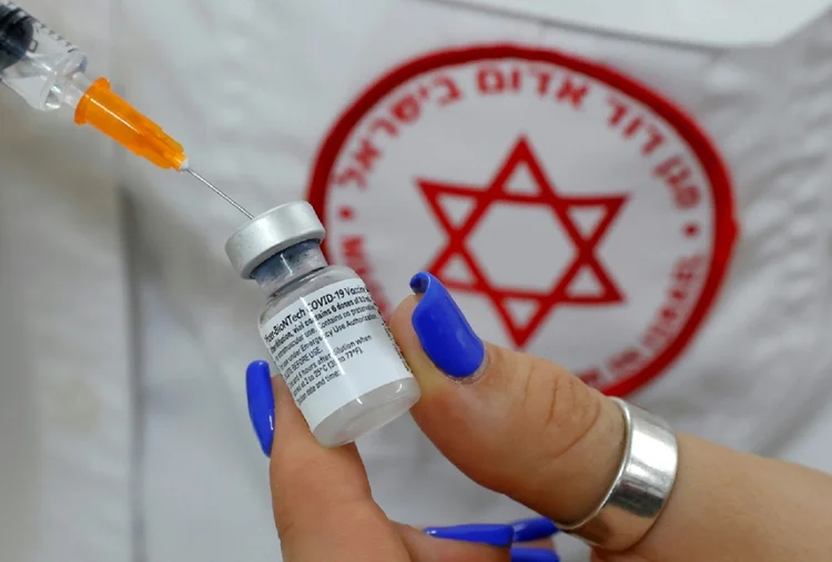 Israel: Mais de 4,1 milhões de israelitas receberam três doses da vacina contra a covid-19. O país tem 9,3 milhões de habitantes (AFP/AFP)