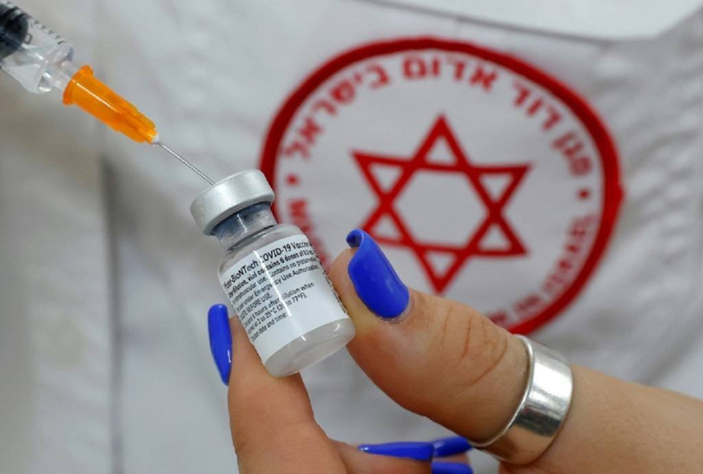 Israel anuncia 4ª dose para maiores de 60 anos e profissionais da saúde
