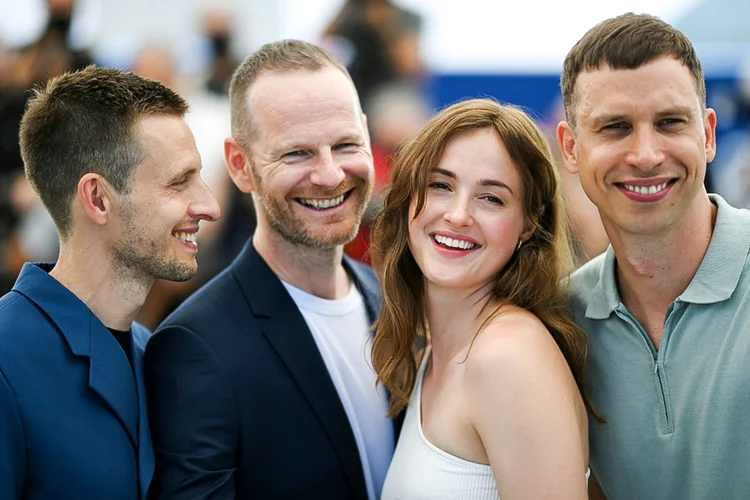 Da esquerda para a direita: o diretor e ator Anders Danielsen Lie, o diretor Joachim Trier, a atriz Renate Reinsve e o ator Herbert Nordrum no Festival de Cannes de 2021 (Alexandra DEL PERAL/AFP Photo)