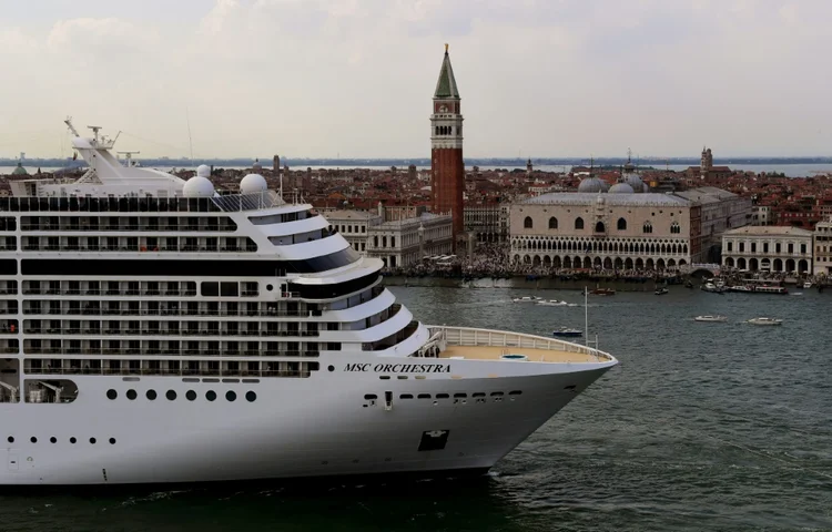 Veneza: Navios com mais de 25 mil toneladas brutas ão poderão entrar na bacia nem no canal de San Marcos (Reprodução/AFP)