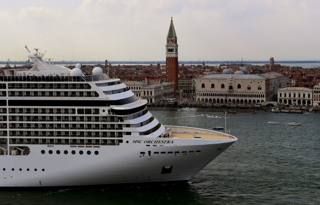 Itália proíbe grandes cruzeiros de entrarem no centro de Veneza