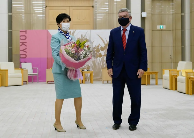 A governadora de Tóquio, Yuriko Koike, e o presidente do Comitê Olímpico Internacional, Thomas Bach. (HIROSHI HIYAMA/AFP)