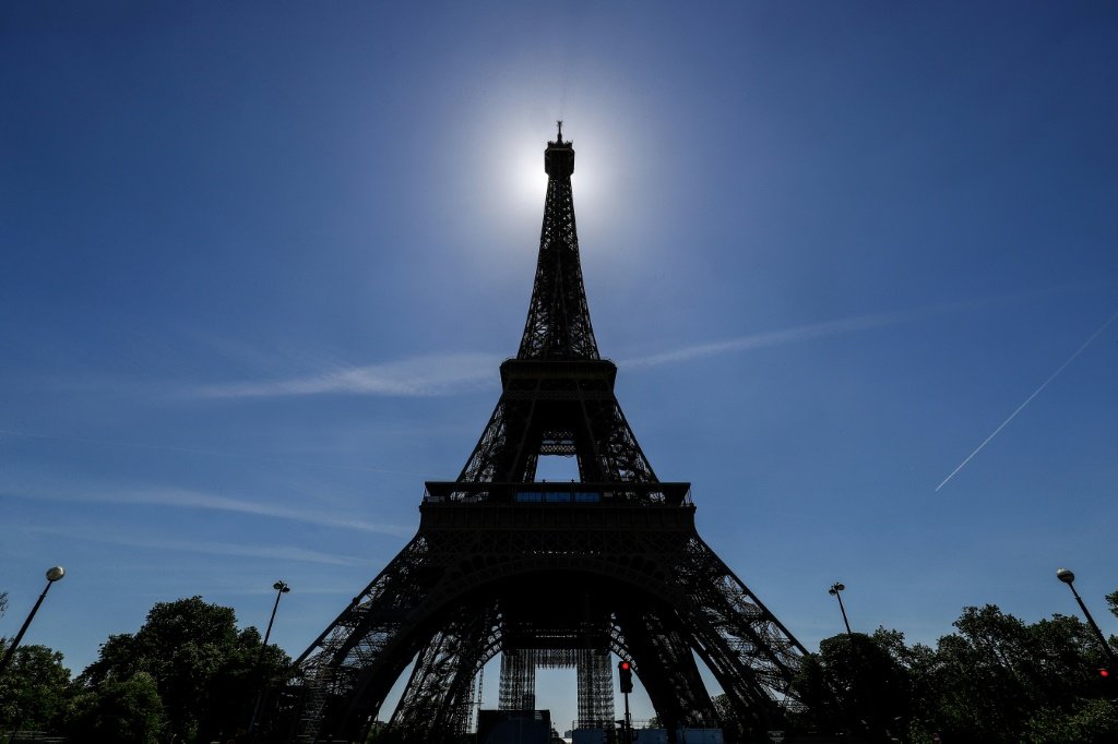 Torre Eiffel reabre depois de oito meses fechada devido pandemia