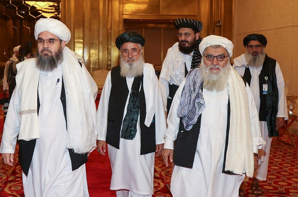 Governo afegão e talibãs se reúnem em Doha, apesar da violência