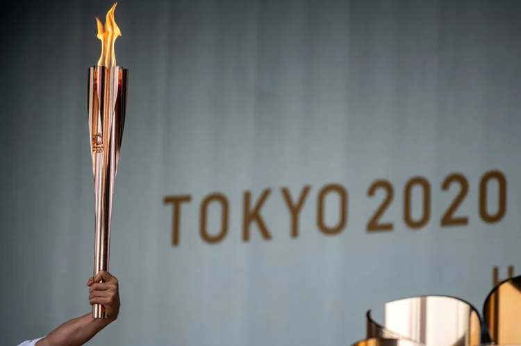 A tocha olímpica no primeiro dia de revezamento, na cidade de Machida. (Jérôme Rasetti/AFP)