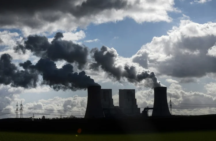 As emissões mundiais de CO2 alcançarão novos recordes em 2023 pelos esforços insuficientes no desenvolvimento de energias renováveis nos planos de recuperação econômica pós-pandemia, advertiu a Agência Internacional de Energia (AFP/AFP)