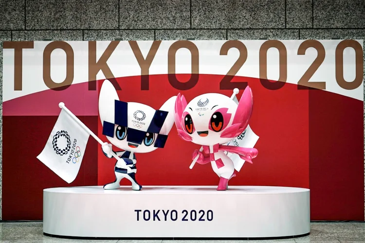 Miraitowa (esq.) e Someity, os mascotes oficiais dos Jogos Olímpicos e Paralímpicos de Tóquio, em exibição no edifício do governo Metropolitano de Tóquio. (AFP/AFP)