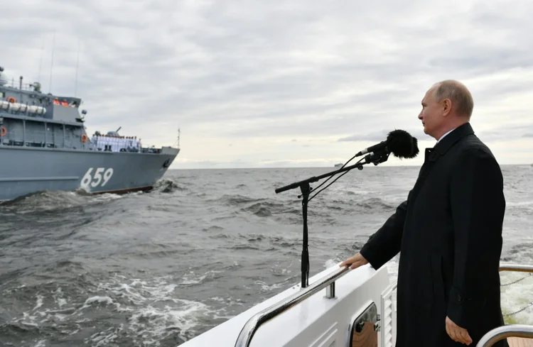 O presidente russo Vladimir Putin em revista da frota russa em São Petersburgo. (AFP/AFP)
