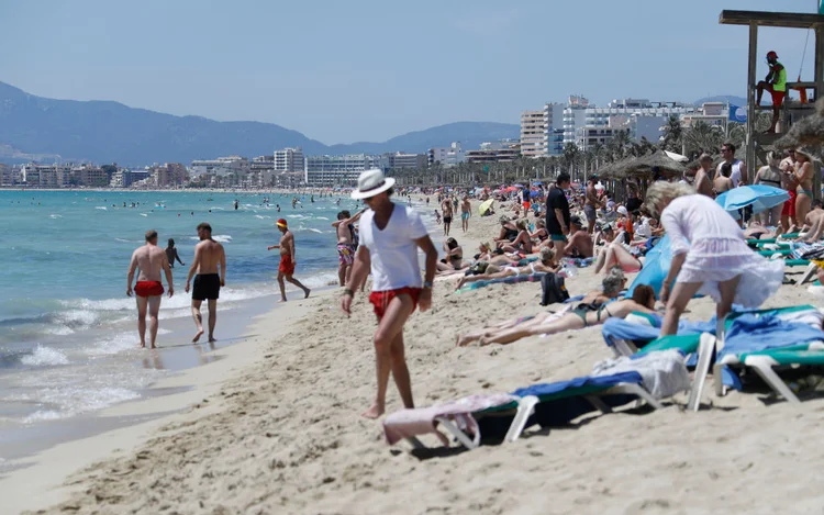 Praia na Espanha: Europa está sofrendo uma nova onda da covid-19 e a detecção da variante omicron levou vários países a suspenderem voos com origem da África do Sul (Clara Margais/Getty Images)