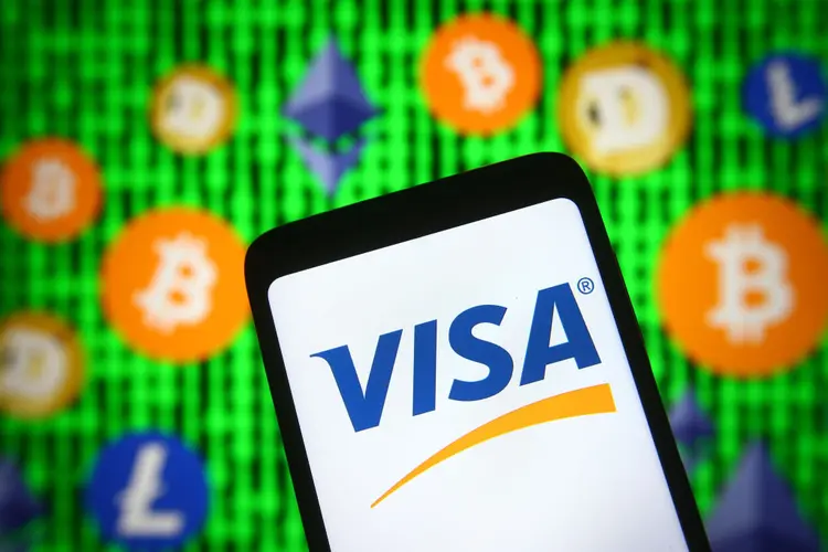 Visa diz que consumidores gastaram US$ 1 bilhão em criptomoedas com cartões da empresa em 2021 (SOPA Images/Getty Images)
