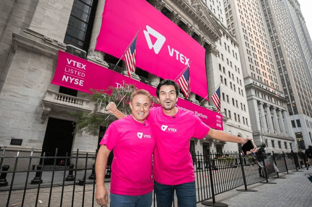 Mariano Gomide (à esq.) e Geraldo Thomaz, sócios-fundadores da VTEX, à frente da Bolsa de Nova York; empresa estreou na última quarta, 21 de julho (VTEX/Divulgação)