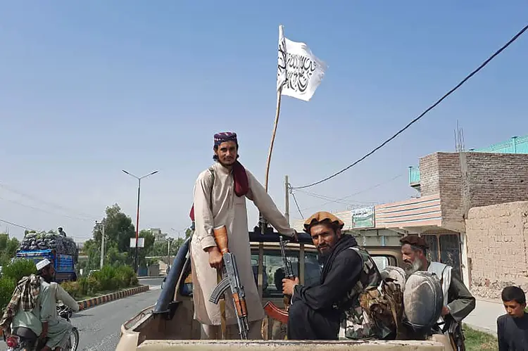 Membros do Talibã circulam em cidade próxima a Cabul: grupo fez fortuna com venda de drogas (AFP/AFP)