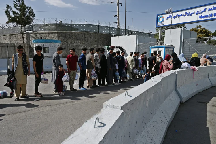 Afegãos em fila para entrar no aeroporto de Cabul: área foi alvo de um atentado do Estado Islâmico que matou ao menos 100 pessoas (WAKIL KOHSAR/AFP)