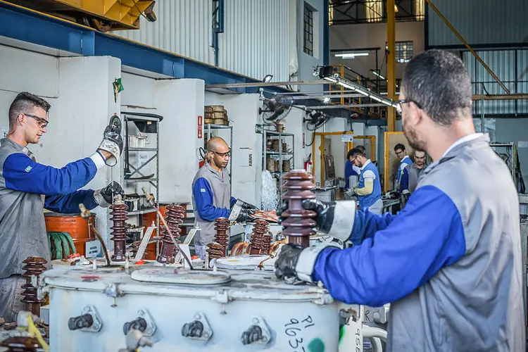 Colaboradores da CPFL fazem manutenção de transformadores da companhia: todos os meses, cerca de 1.500 unidades precisam ser substituídas (CPFL Soluções/Divulgação)