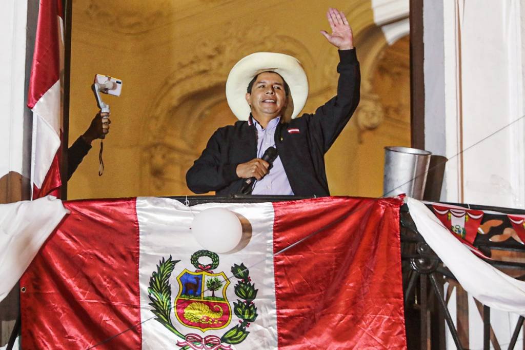 Pedro Castillo acena a apoiadores no Peru. (Sebastian Castaneda/Reuters)