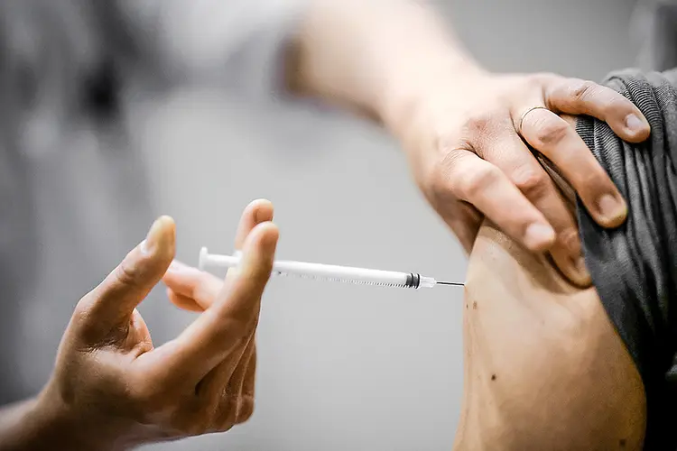 Vacinação: país tem registrado redução nos números da pandemia nas últimas semanas (Stephane Mahe/Reuters)