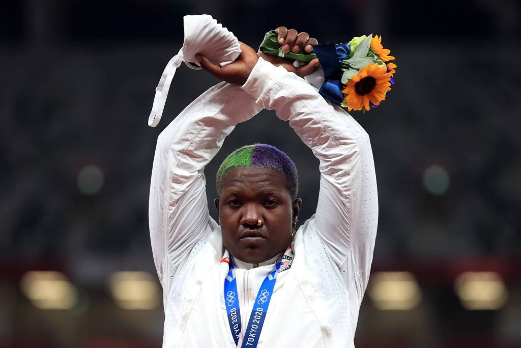 Atleta norte-americana Raven Saunders faz gesto ao receber medalha de prata na prova do arremesso de peso na Tóquio 2020. (Hannah Mckay/Reuters)