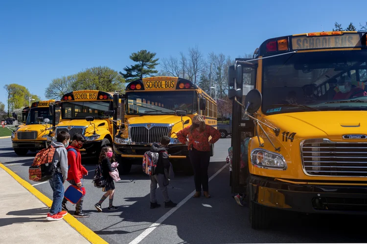 Estudadantes pegam o ônibus escolar na Kratzer Elementary School em Allentown, Pensilvânia, EUA (Hannah Beier/Reuters)