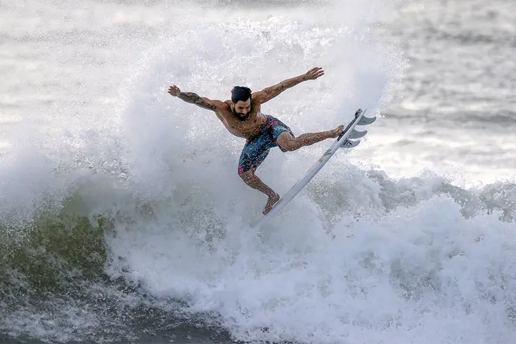 Ítalo Ferreira surfa em Baía Formosa após conquistar o ouro olímpico em Tóquio. (Rodolfo Buhrer/Reuters)