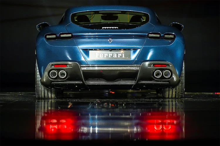 Modelo Ferrari Roma é apresentado na capital da Itália. (Guglielmo Mangiapane/Reuters)