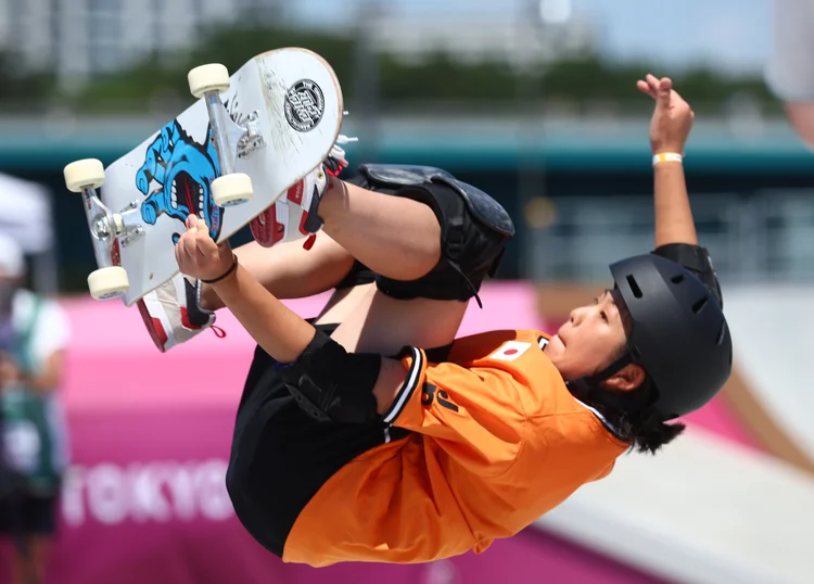 Japonesa Misugu Okamoto durante competição de skate park na Olimpíada de Tóquio. (Mike Blake/Reuters)