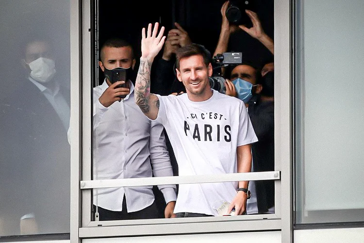 Lionel Messi chega a Paris após acertar com o Barcelona. (Yves Herman/Reuters)