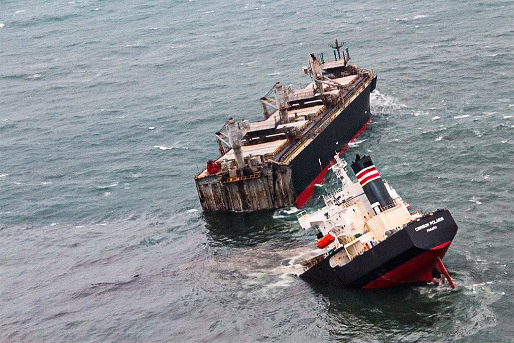 Navio com bandeira do Panamá encalha e parte em dois no Japão; veja vídeo