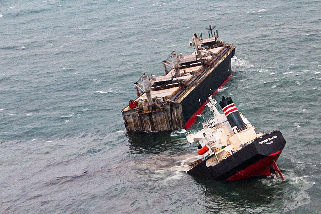Foto de divulgação da Guarda Costeira do Japão mostra navio de bandeira panamenha "Crimson Polaris" que encalhou perto do porto japonês de Hachinohe. (Guarda Costeira do Japão/Divulgação/Reuters)
