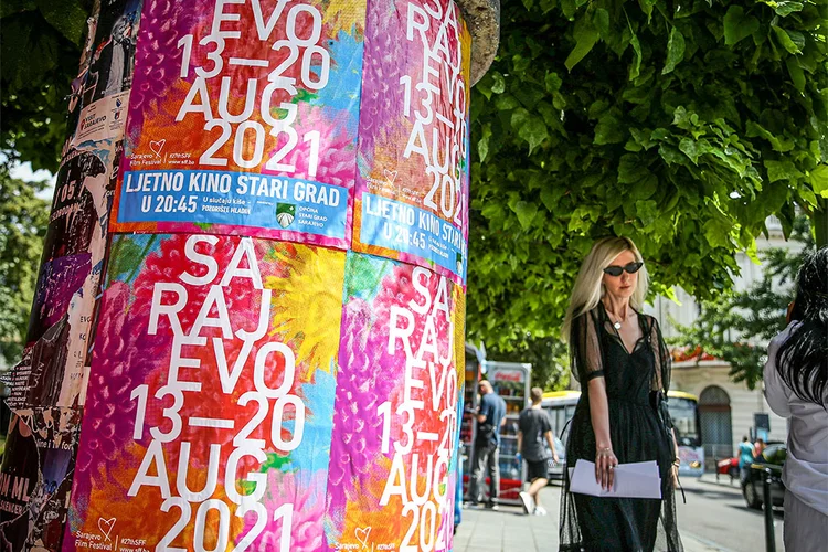 Cartaz do Festival de Cinema de Sarajevo em Saravejo. (Dado Ruvic/Reuters)