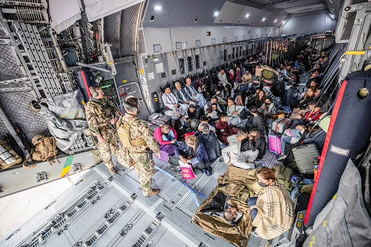 Pessoas retiradas do Afeganistão embarcam em avião da Força Aérea da Alemanha em Tashkent, no Uzbequistão (Marc Tessensohn/Twitter @Bw_Einsatz/Divulgação/Reuters)