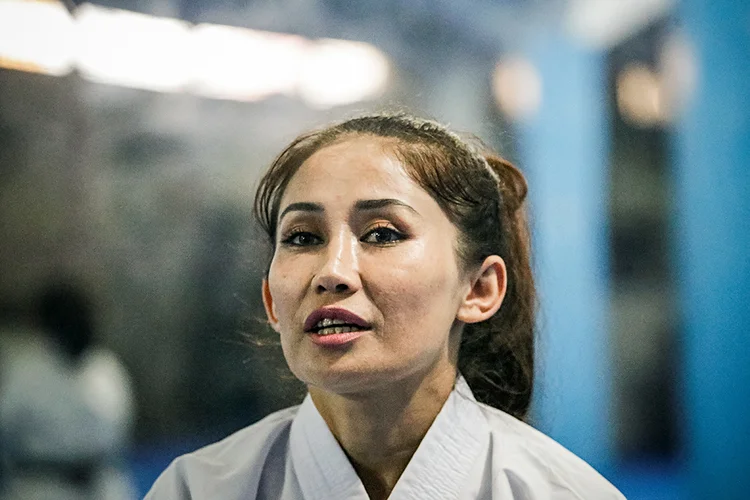 Campeã afegã de caratê Meena Asadi, de 28 anos, em Cisarua, na Indonésia. (Ajeng Dinar Ulfiana/Reuters)