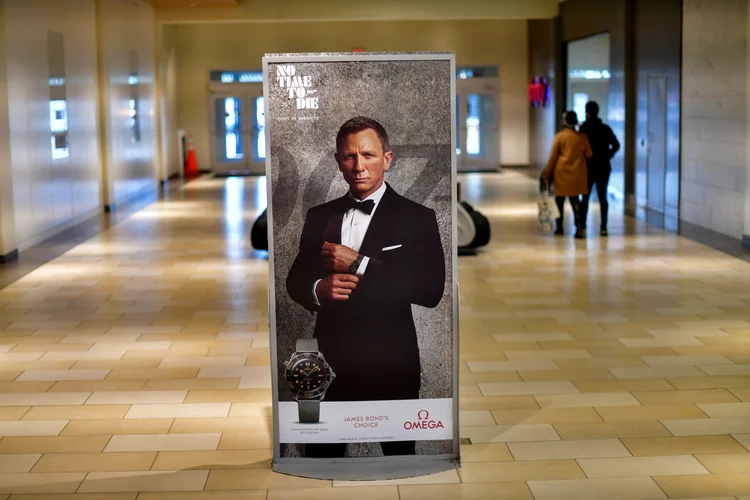Anúncio do filme "007 – Sem Tempo para Morrer", cujo lançamento foi adiado, em shopping center em Delaware, nos EUA. (Mark Makela/Arquivo/Reuters)