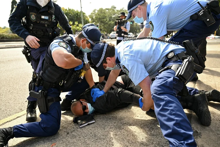 Polícia prende manifestante na Austrália após protestos contra as medidas de lockdown.  (Steven Saphore/Reuters)