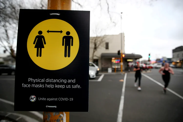 Placa de distanciamento social em Auckland, Nova Zelândia
31/08/2020. (Fiona Goodall/Reuters)