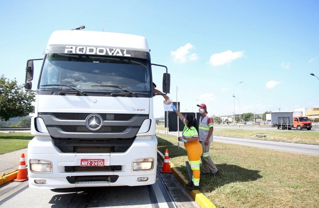 Auxílio: caminhoneiros e taxistas recebem seis parcelas de R$ 1.000 (Rahel Patrasso/Reuters)
