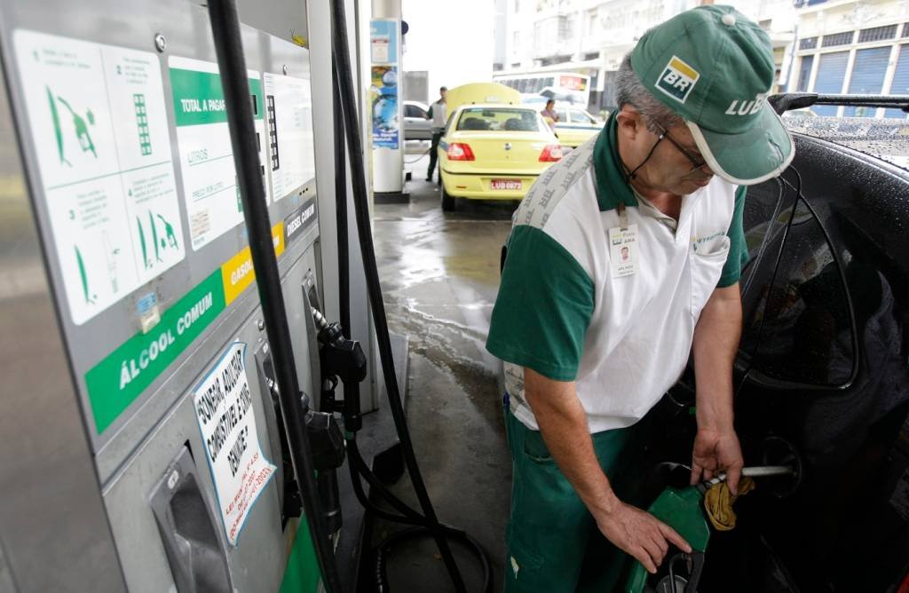 Petrobras eleva preço da gasolina em R$ 0,20 a partir de amanhã