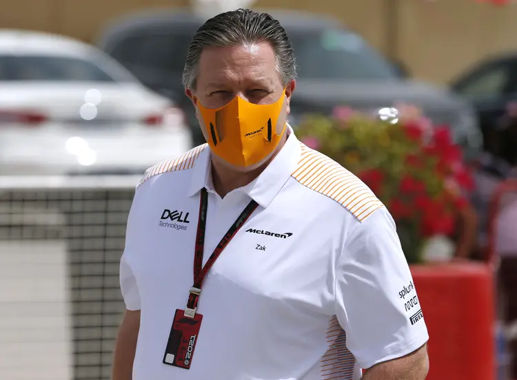 Chefe da McLaren, Zak Brown, chega ao circuito antes do Grande Prêmio do Barein. (Hamad I Mohammed/Reuters)
