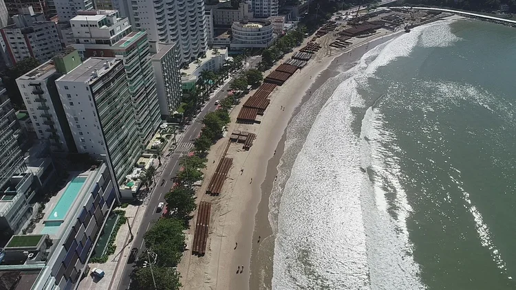Alargamento da faixa de areia em Balneário Camboriú: as obras de alargamento, cujo contrato é de R$ 66,8 milhões, foram iniciadas em março. (Prefeitura Balneário Camboriú/Flickr/Reprodução)