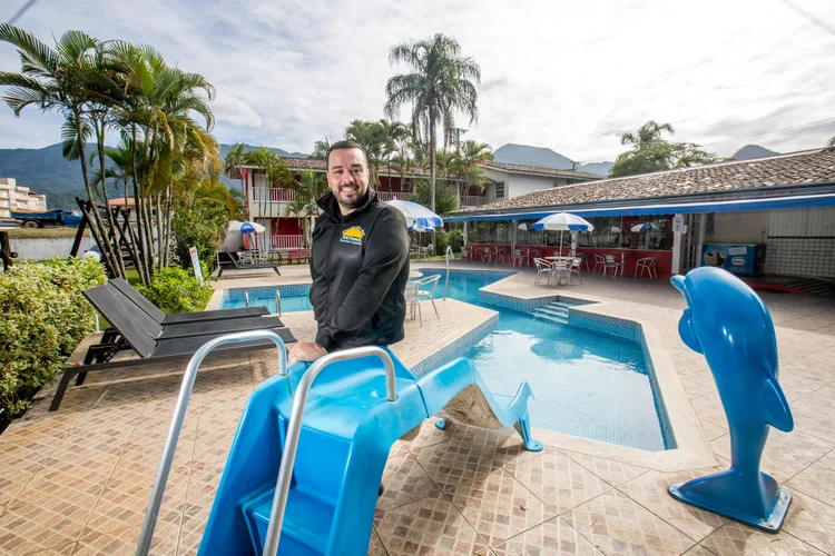Rodrigo Tavano é proprietário do Hotel Pousada Vivendas do Sol e Mar. Ele reformou vários espaços de seu estabelecimento e prepara-se para um amento de hóspedes para os próximos meses (Ricardo Matsukawa/Jornal de Negócios do Sebrae/SP)