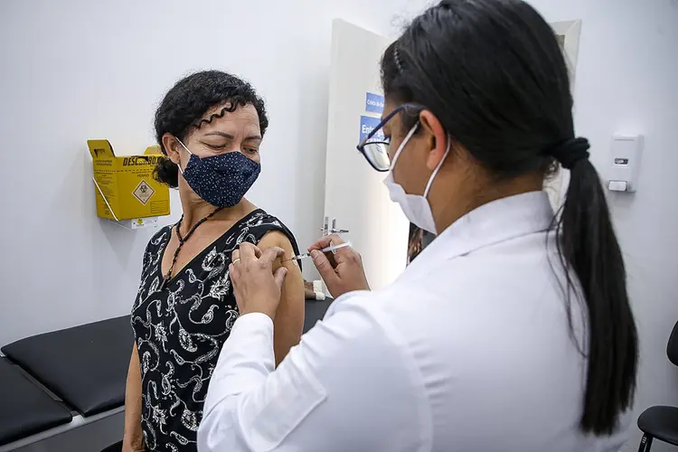 Vacinação contra covid-19 em São Paulo: ampla cobertura vacinal tem levado à queda de mortes no Brasil, mas um cenário de transmissão alta segue sendo um risco (Governo de São Paulo/Flickr)