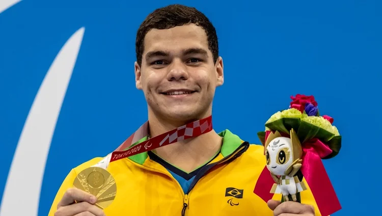 Gabriel Bandeira exibe sua medalha de ouro no Centro Aquático de Tóquio.

 (Miriam Jeske/CPB/Reprodução)