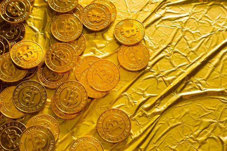 Alguns especialistas consideram o bitcoin como o "ouro digital" (Niphon Subsri / EyeEm/Getty Images)